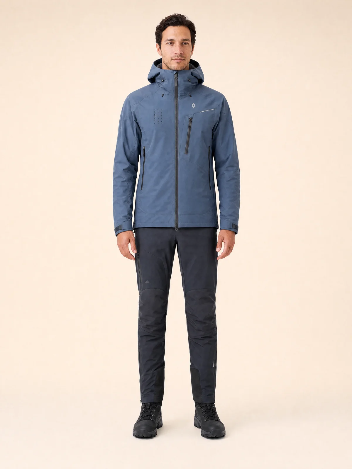Ganzkörperaufnahme einer technischen Jacke an einem Model vor einem klaren Studiohintergrund