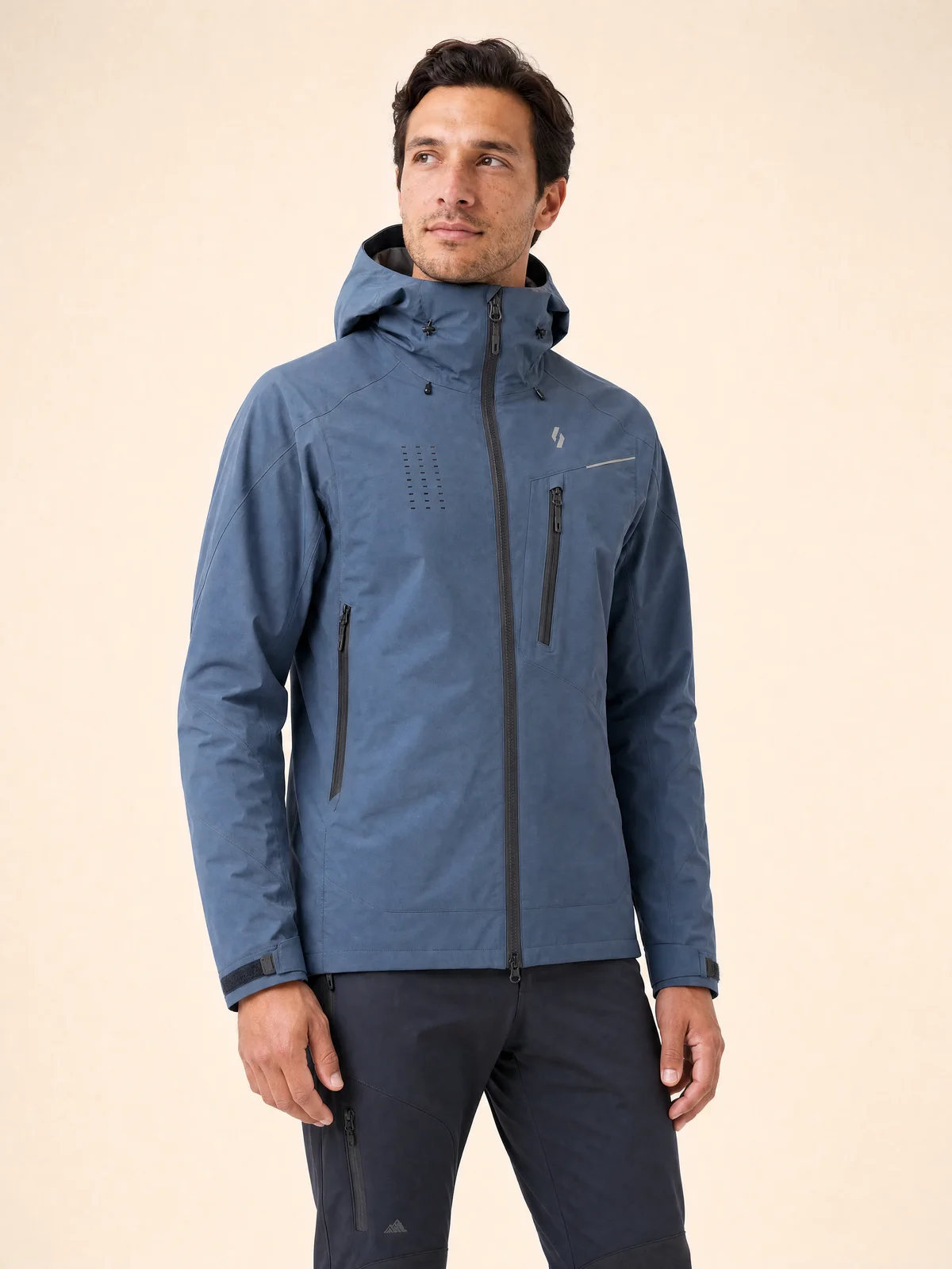 Dreiviertelaufnahme einer technischen Jacke mit Kapuze und Details